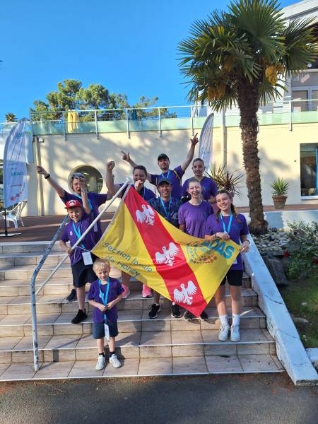 les participants devant le drapeau